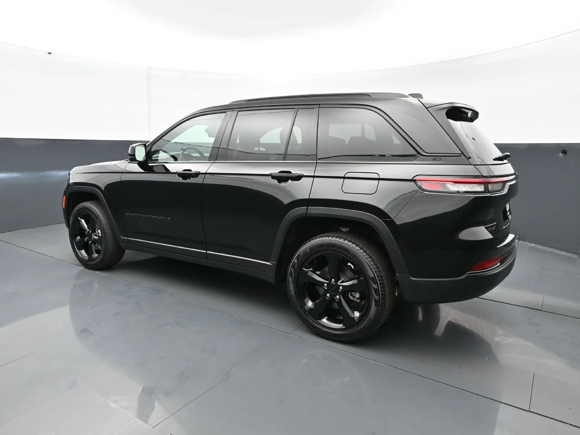 Used 2025 Diamond Black Crystal Pearlcoat Jeep Limited image 5