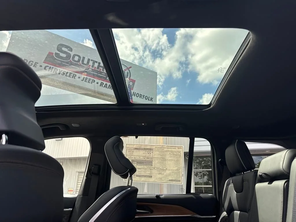 Used 2025 Black Jeep Summit Reserve image 17