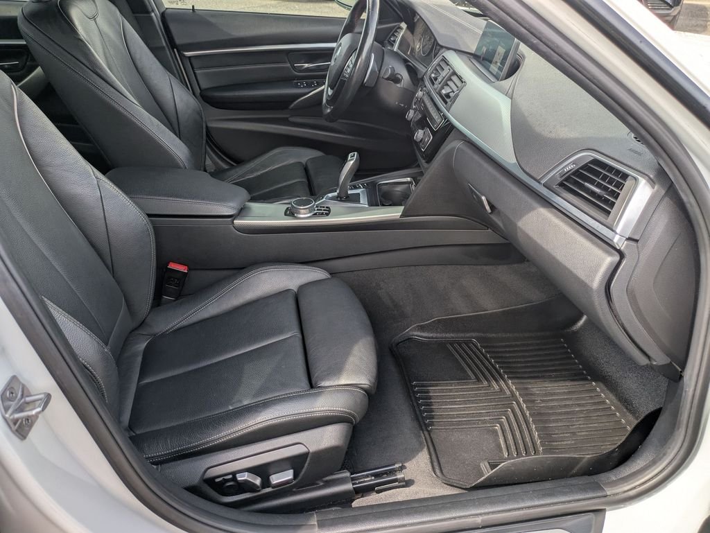 Used 2018 White BMW 330e iPerformance image 22