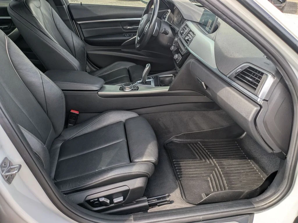 Used 2018 White BMW 330e iPerformance image 22