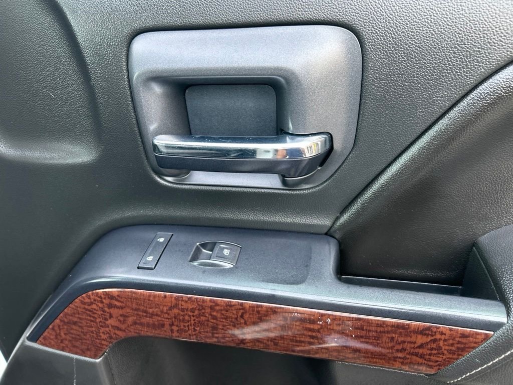 Used 2015 White GMC SLE image 23