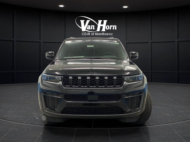 New 2026 Diamond Black Crystal Pearl-Coat Exterior Paint Jeep Altitude image 12