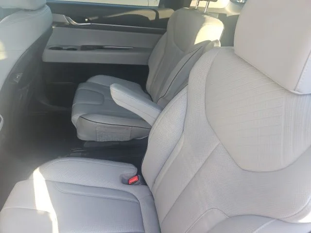 Used 2025 White Hyundai SEL image 9