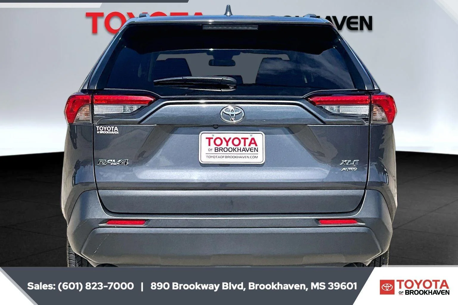 Used 2025 Magnetic Gray Metallic Toyota XLE image 4