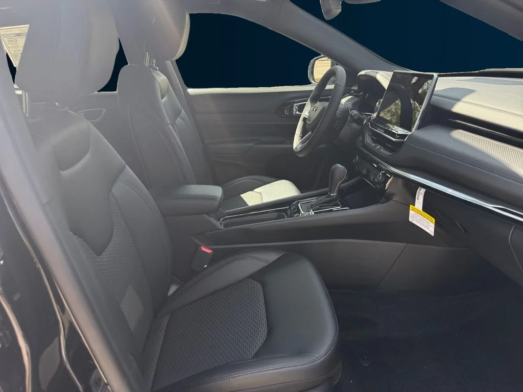 New 2026 Black Jeep Latitude image 17
