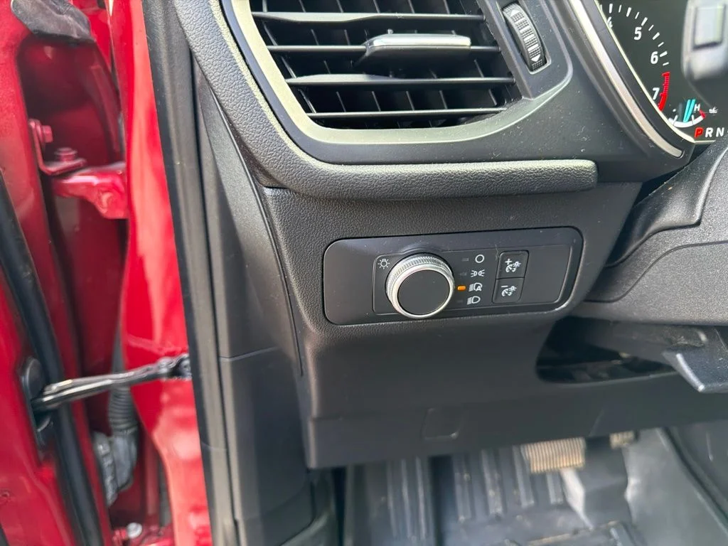 Used 2020 Red Ford SE image 7