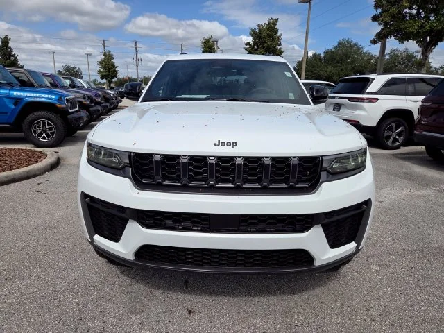 New 2027 Bright White Clear-Coat Paint Jeep Laredo Altitude image 18