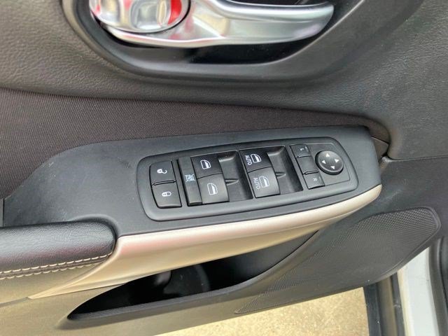 Certified Used 2017 Bright White Clearcoat Jeep Latitude image 9