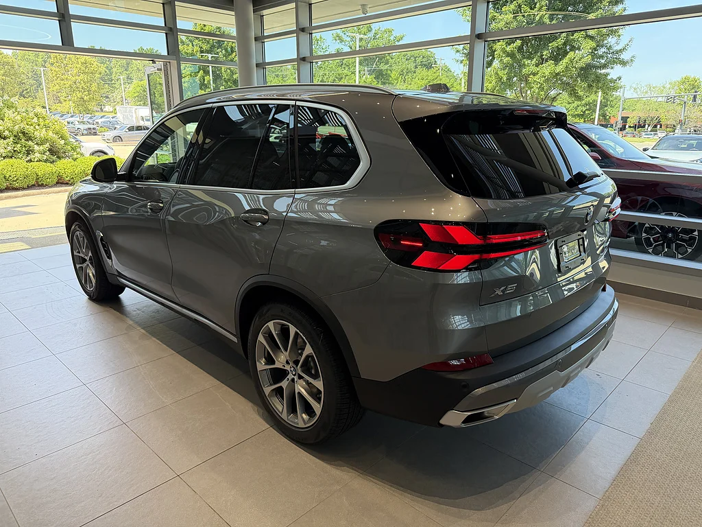 New 2026 Skyscraper Grey Metallic BMW xDrive40i image 4