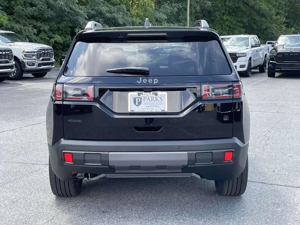 New 2026 Diamond Black Crystal Pearlcoat Jeep Laredo image 7