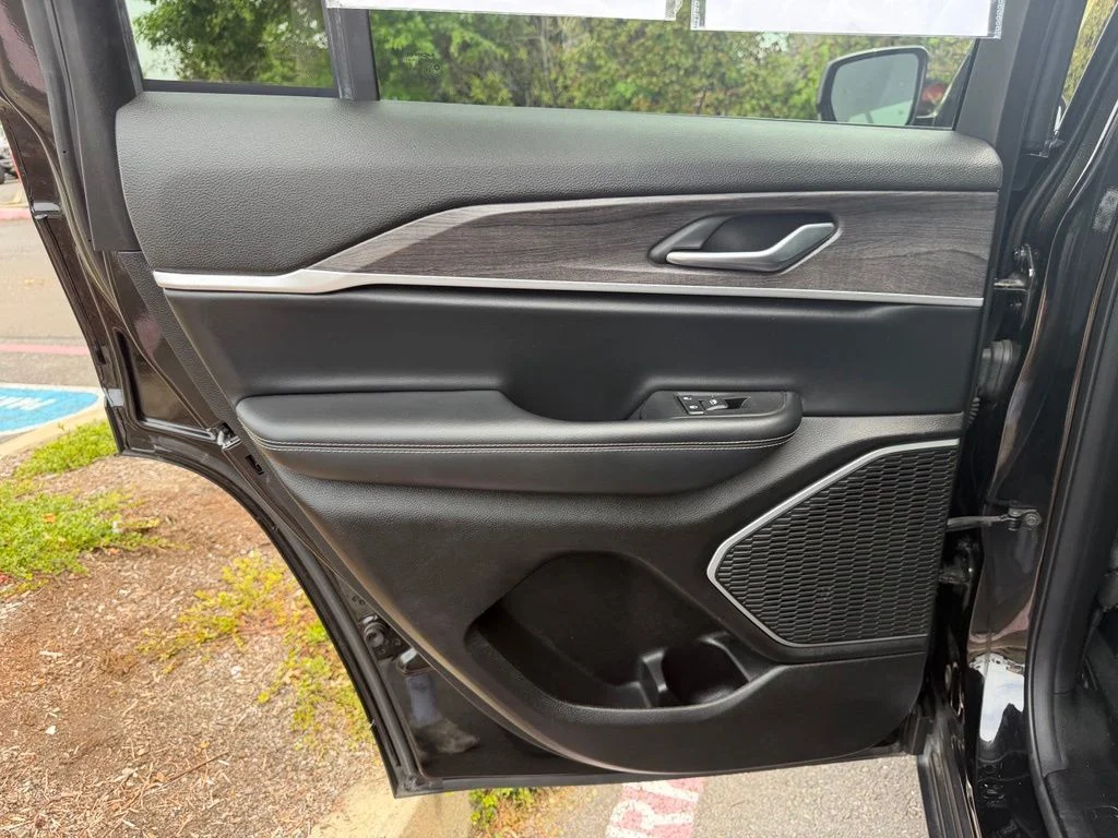 Used 2022 Diamond Black Crystal Pearlcoat Jeep Limited image 30