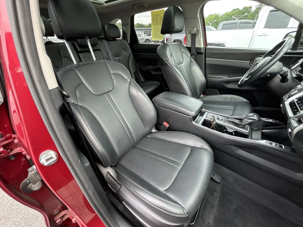Used 2021 Red Kia S image 27