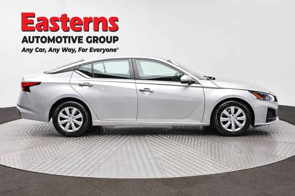 Used 2023 Silver Nissan 2.5 S image 4