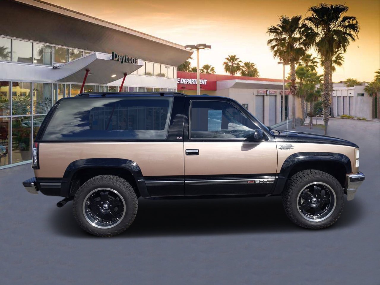 Used 1994 ONYX BLACK/LIGHT AUTUMNWOOD GMC 2DR 1500 4WD image 2