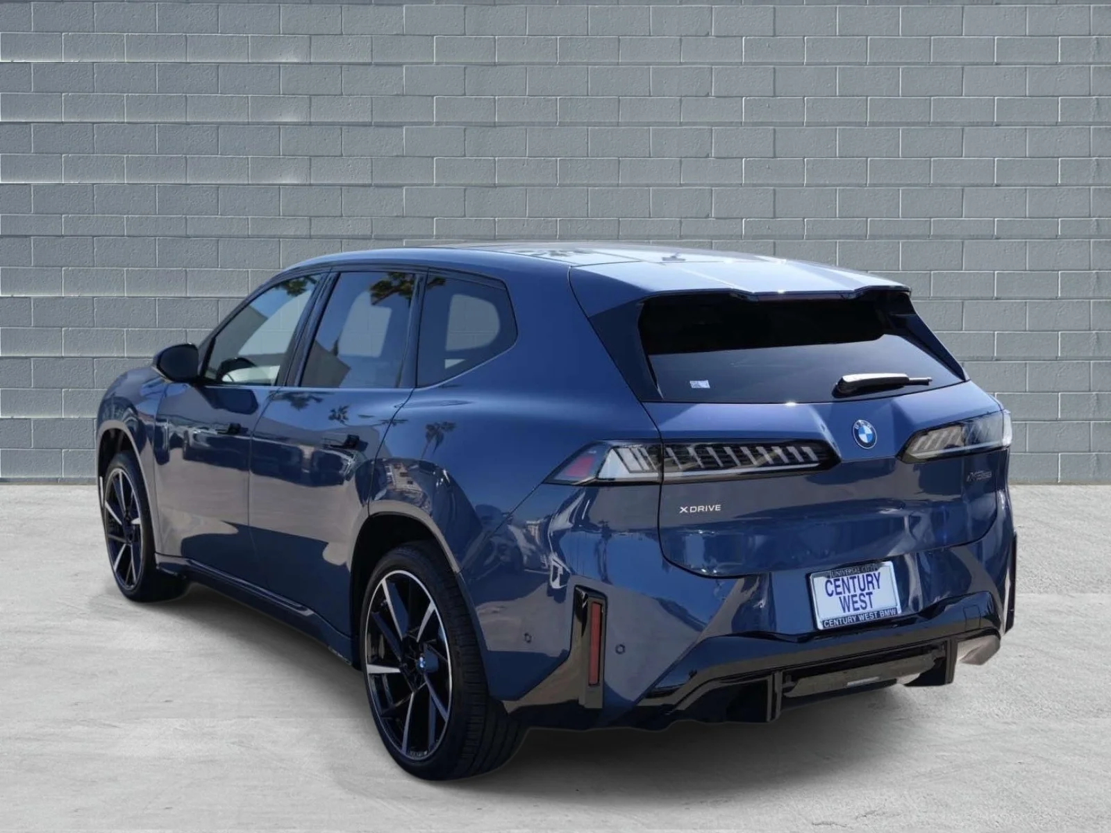 New 2027 Ocean Wave Blue Metallic BMW 50 xDrive image 3