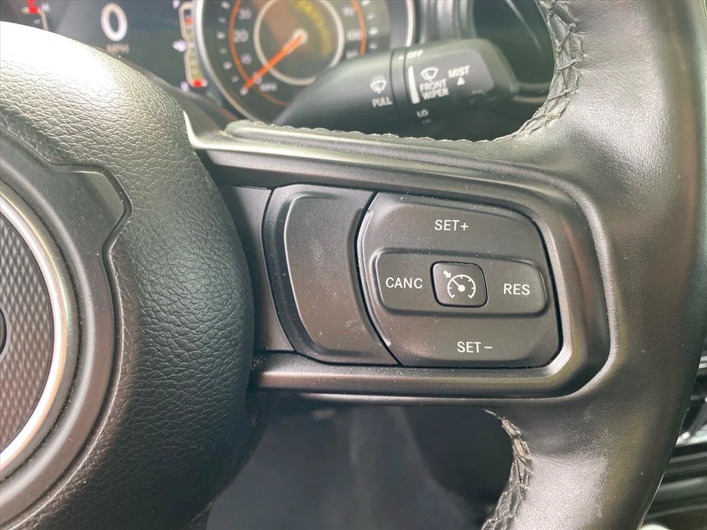 Used 2022 Black Clearcoat Jeep Altitude image 18