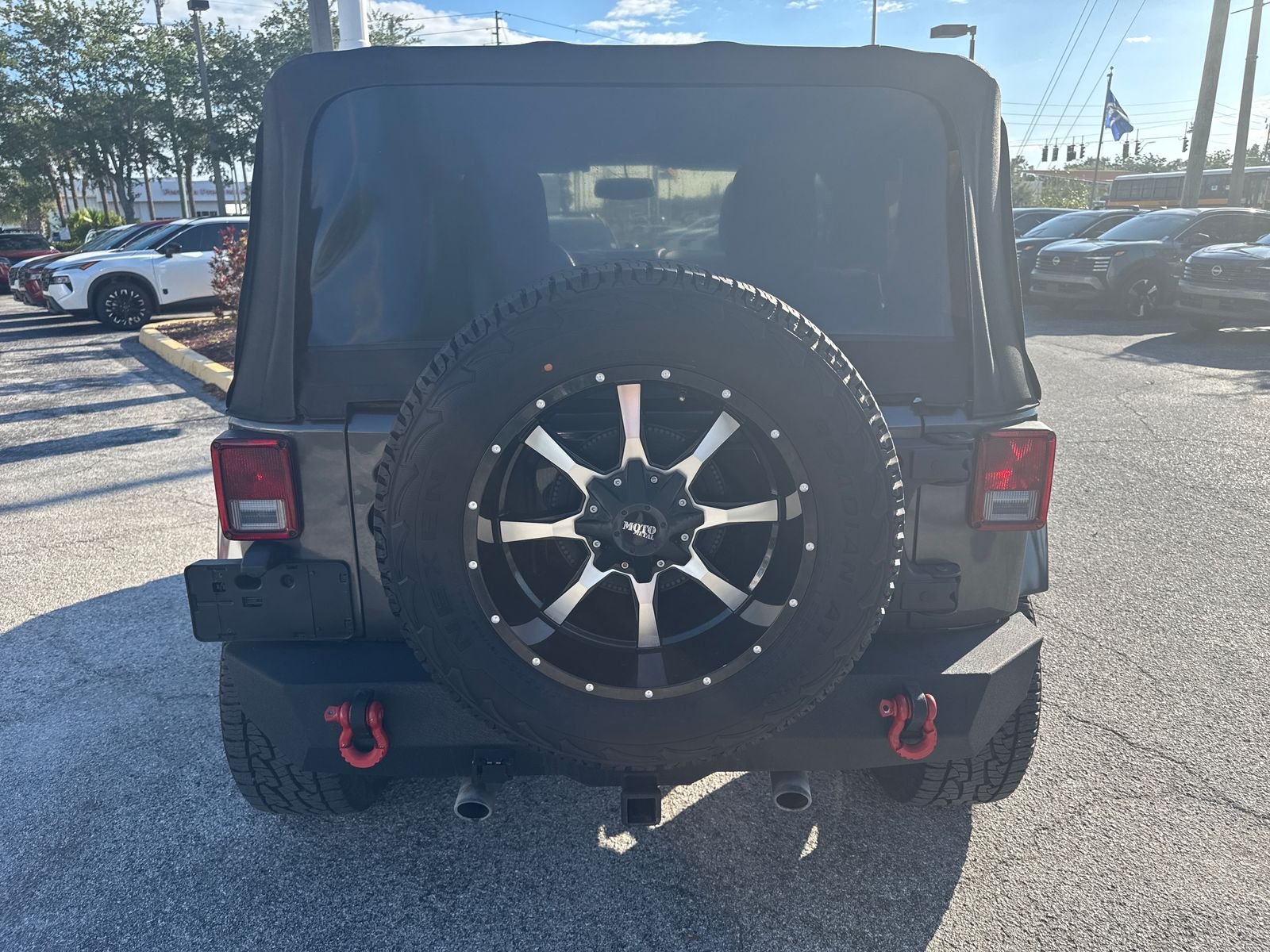 Used 2017 Gray Jeep Sahara image 6