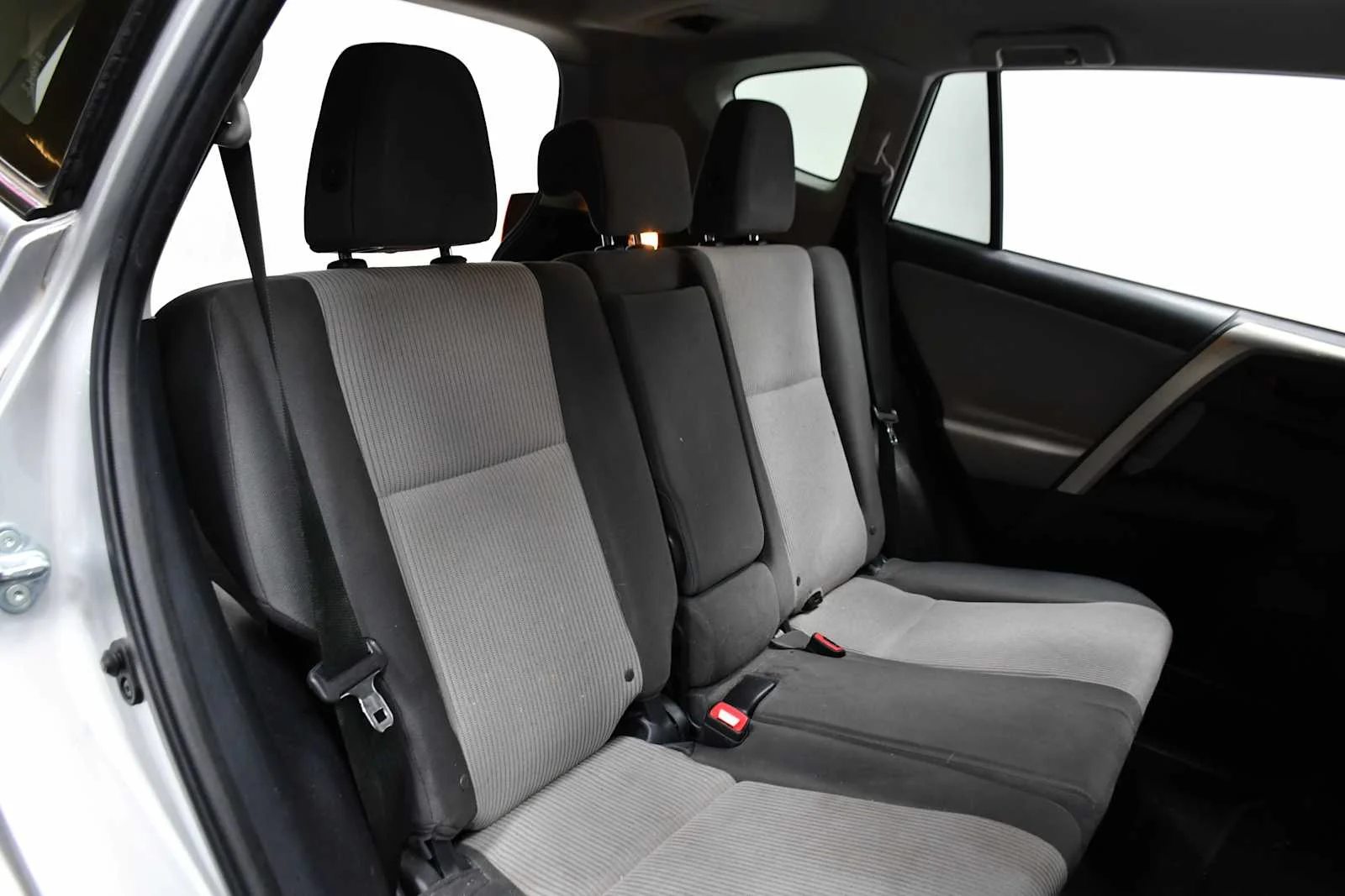 Used 2015 Classic Silver Metallic Toyota LE image 21
