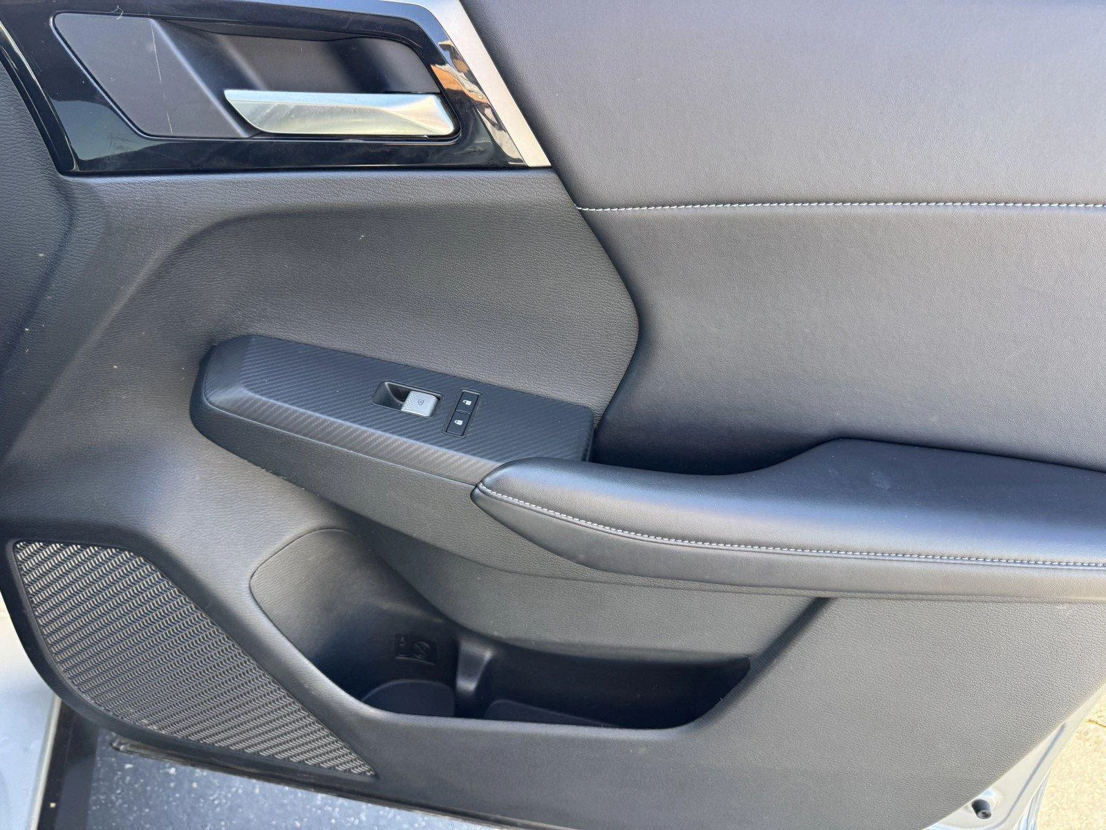 Used 2024  Mitsubishi SE image 9