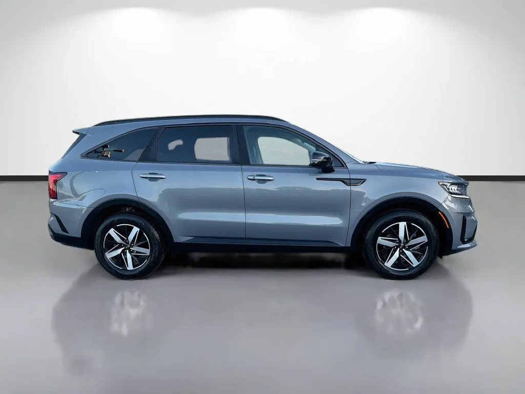 Used 2021 Silver Kia S image 2