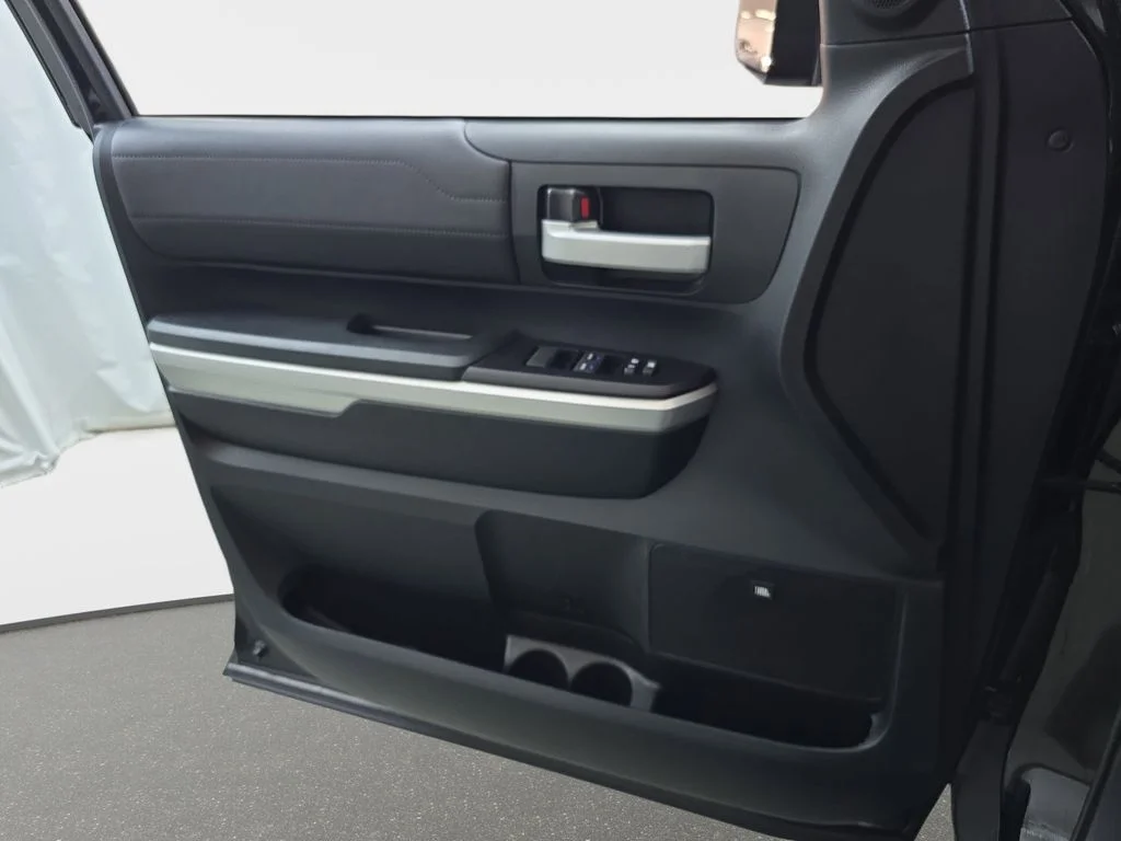 Used 2017  Toyota Limited image 27