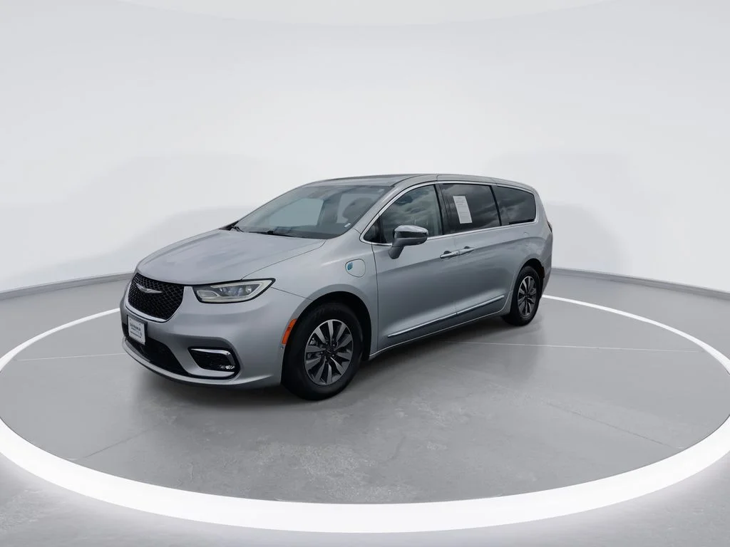 Used 2022 Silver Chrysler Limited image 4