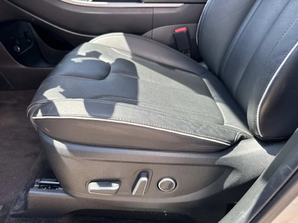 Used 2025 Silver Hyundai SEL image 29