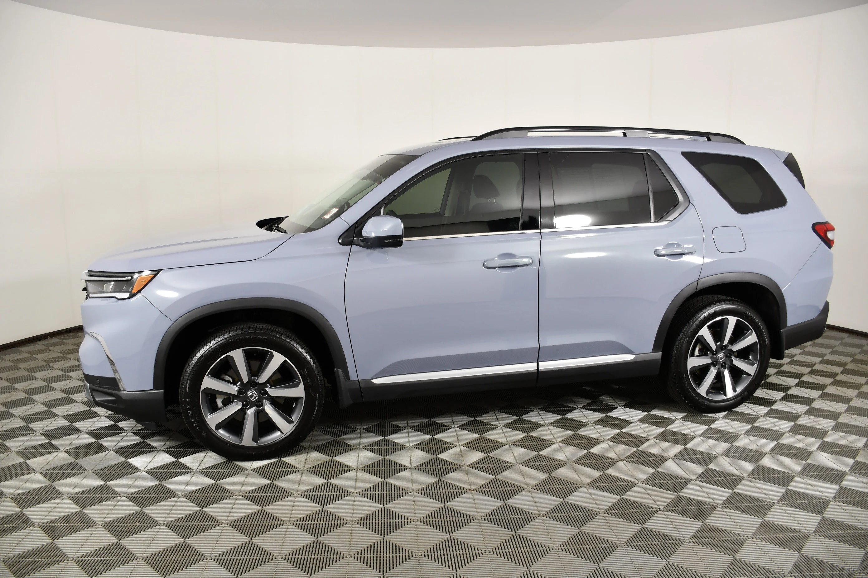 Certified Used 2025 Sonic Gray Pearl Honda Touring image 9