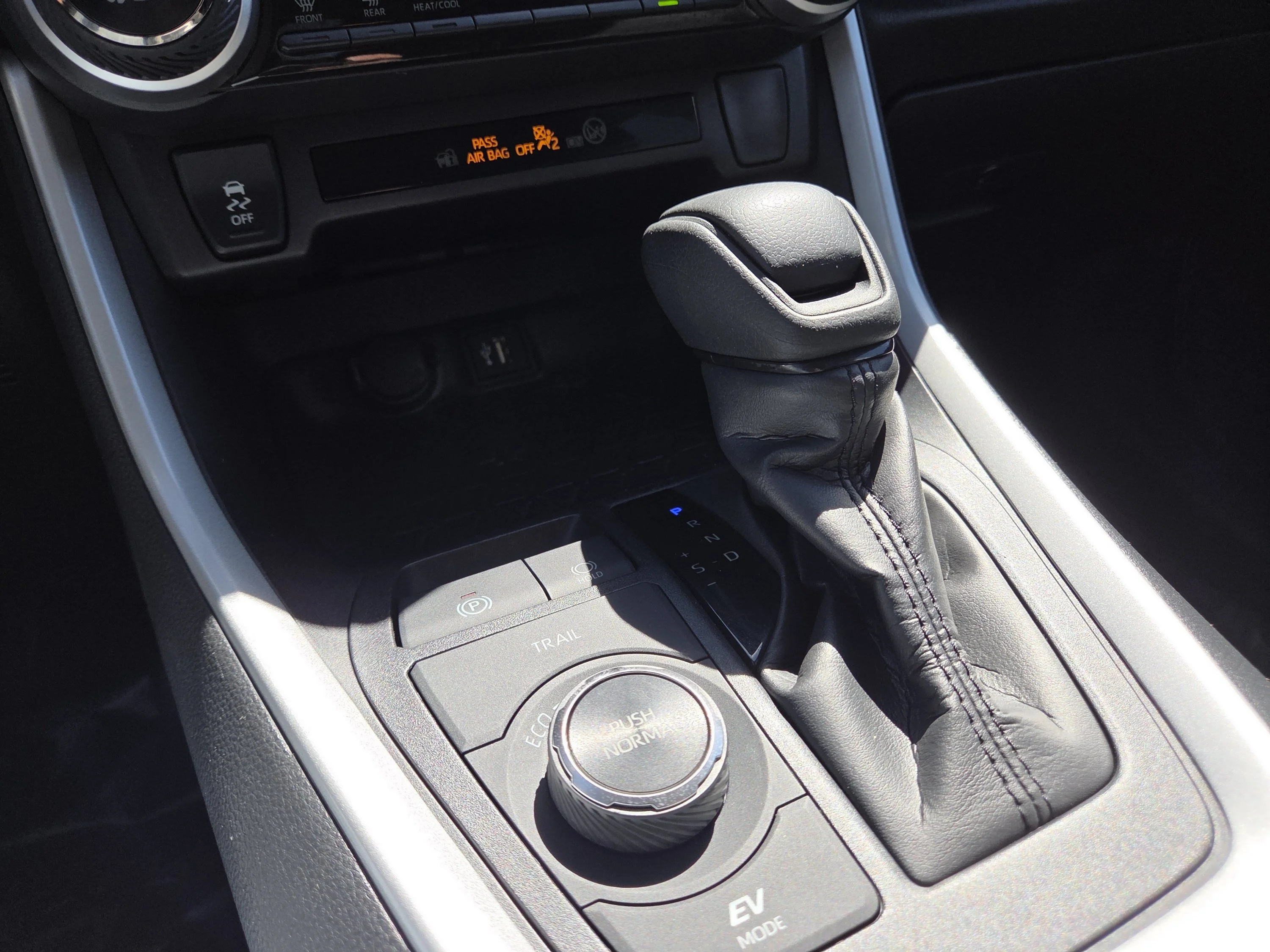 Used 2025 Silver Sky Metallic Toyota XLE image 35
