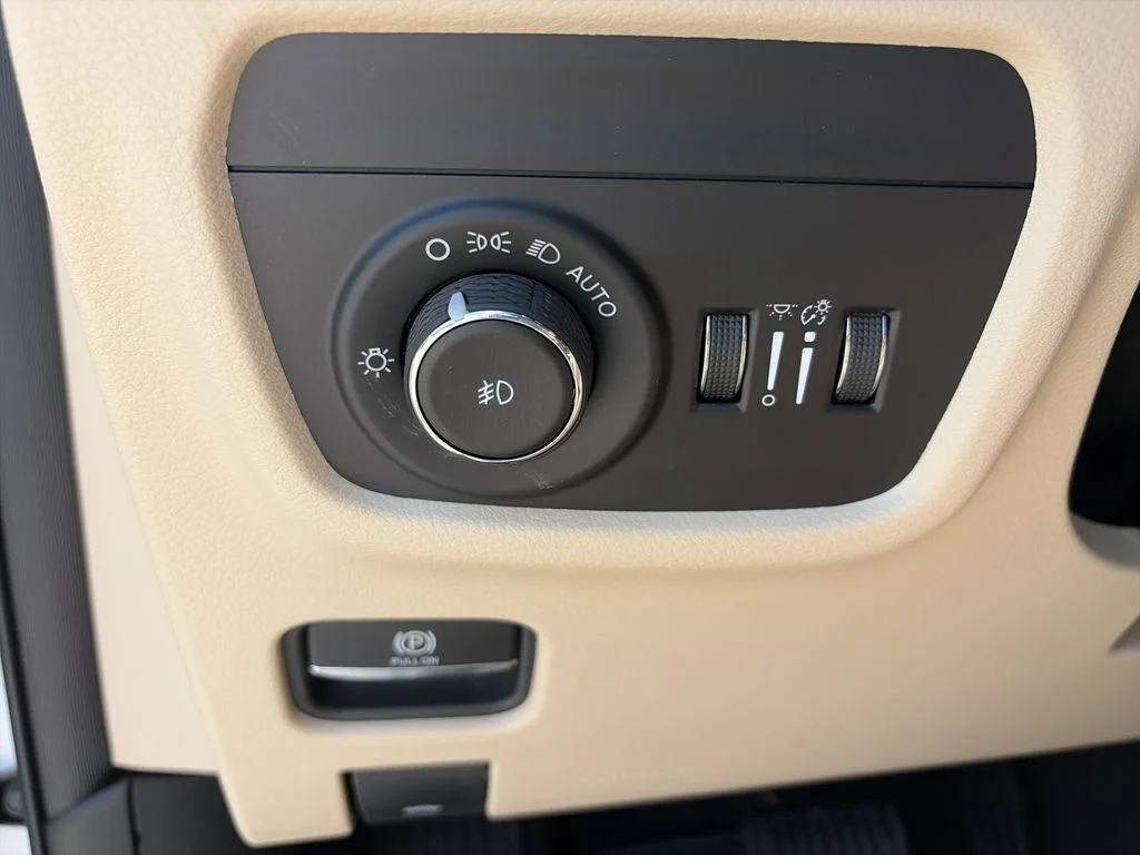 New 2026 Bright White Clear-Coat Exterior Paint Jeep Limited image 19