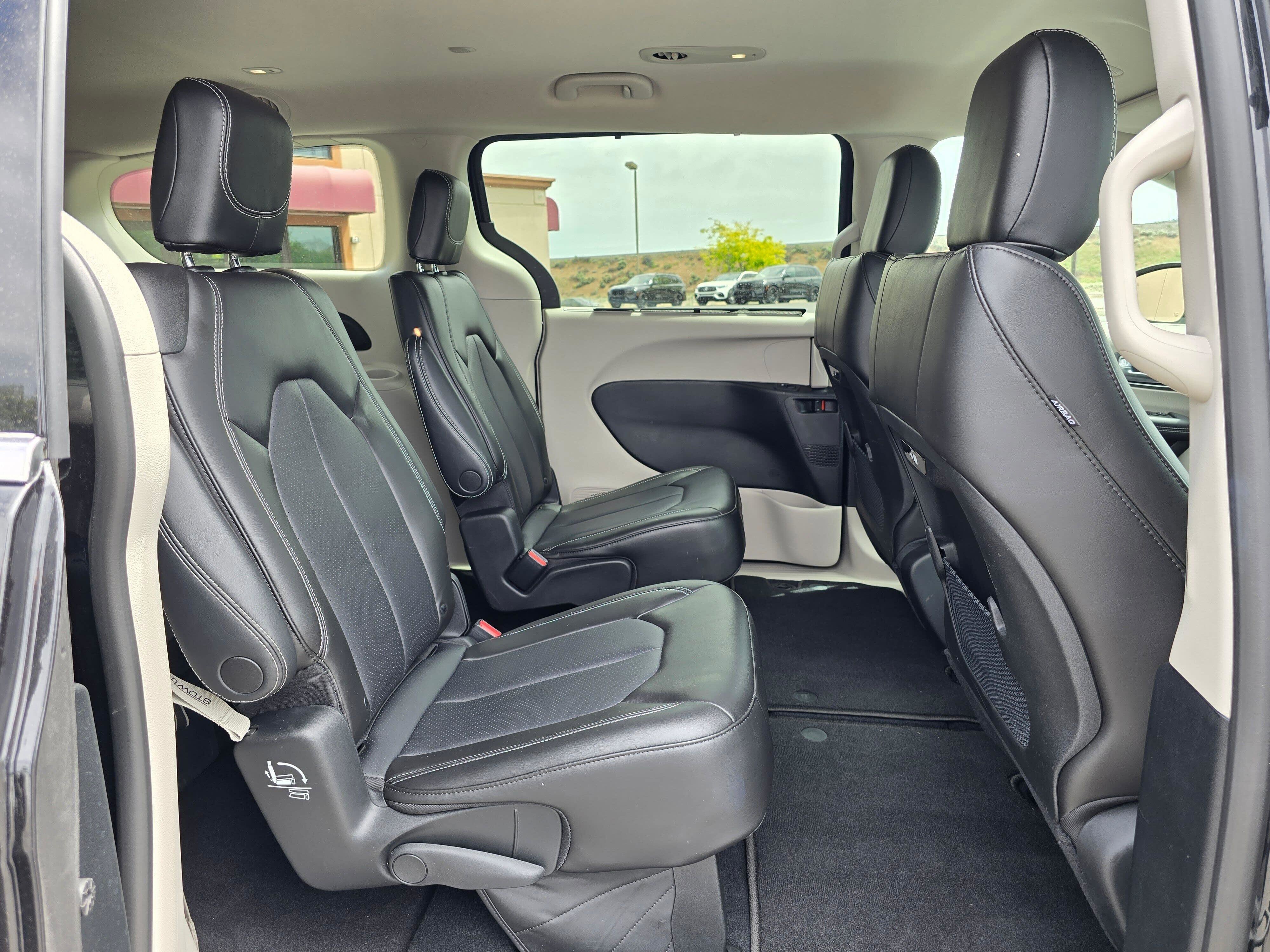 Used 2023 Brilliant Black Crystal Pearlcoat Chrysler Touring L image 14