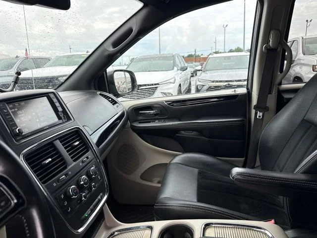 Used 2018 Gray Dodge SXT image 31