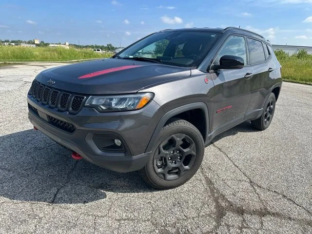 Used 2024  Jeep Trailhawk image 4