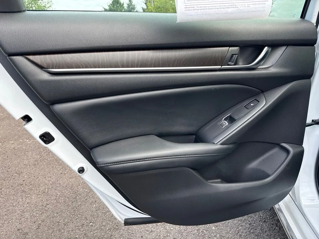 Used 2018 Platinum White Pearl Honda Touring image 21