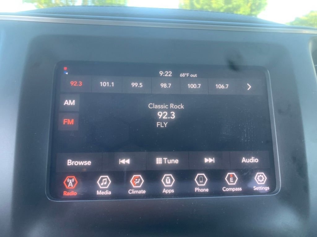 Used 2019 Diamond Black Crystal Pearlcoat Jeep Latitude image 15