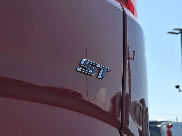 Used 2023 Red Buick Essence image 33