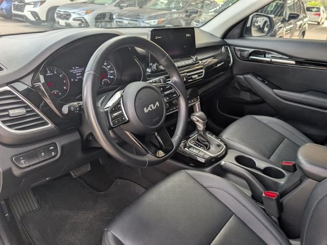 Used 2022 White Kia EX image 9