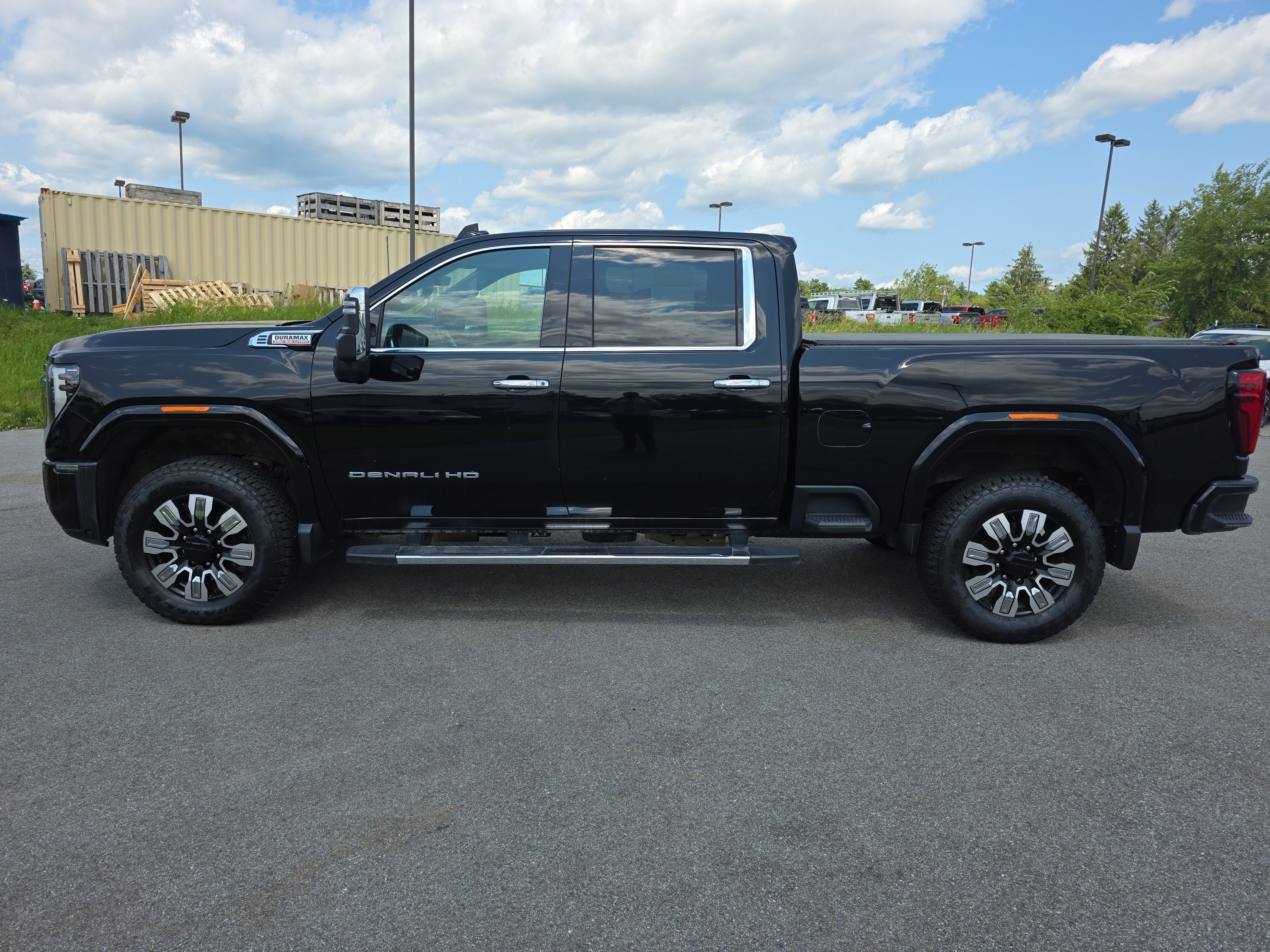 Used 2025 Onyx Black GMC Denali image 2