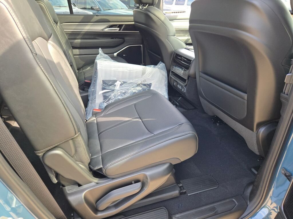 New 2026 Steel Blue Exterior Paint Jeep Limited Reserve image 11