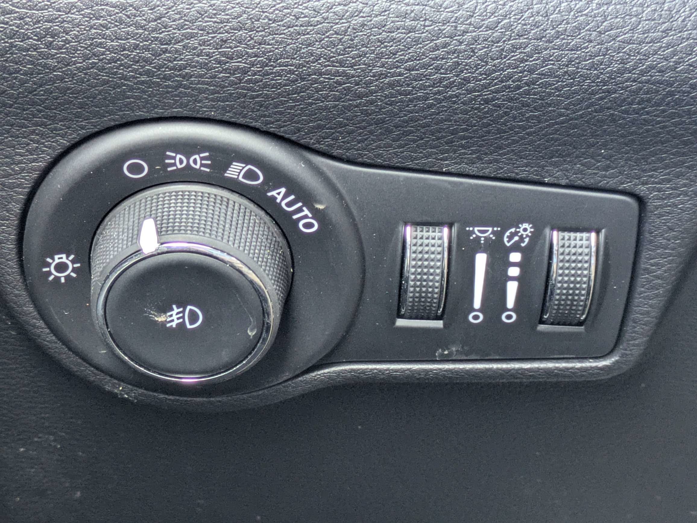 Used 2024 Diamond Black Crystal Pearlcoat Jeep Trailhawk image 23