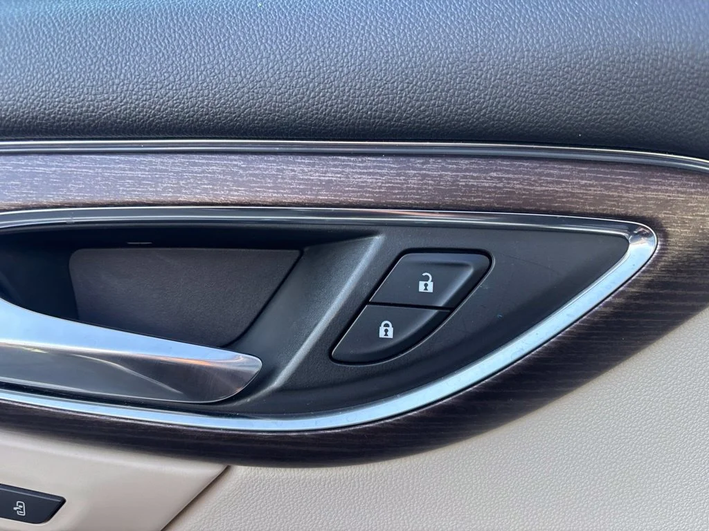 Used 2023 Red Buick Avenir image 18