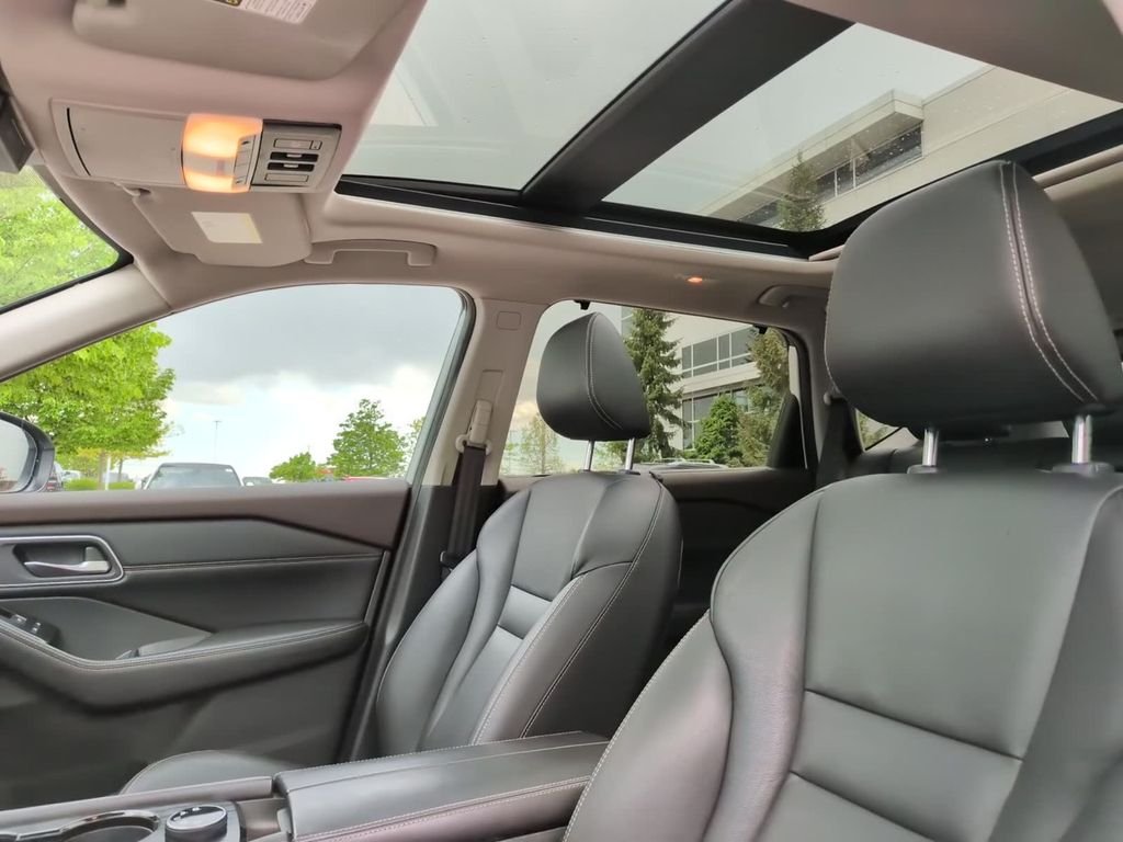 Used 2021 White Nissan SL image 26