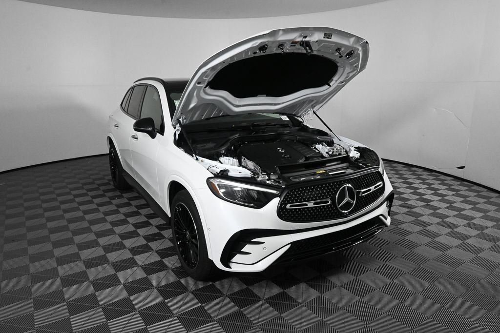 New 2027 MANUFAKTUR Moonlight White Metallic Mercedes-Benz GLC 300 image 11