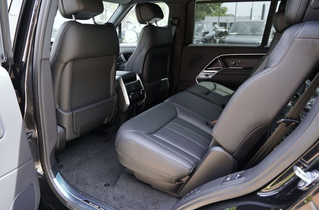 New 2026 Santorini Black Land Rover SE image 40