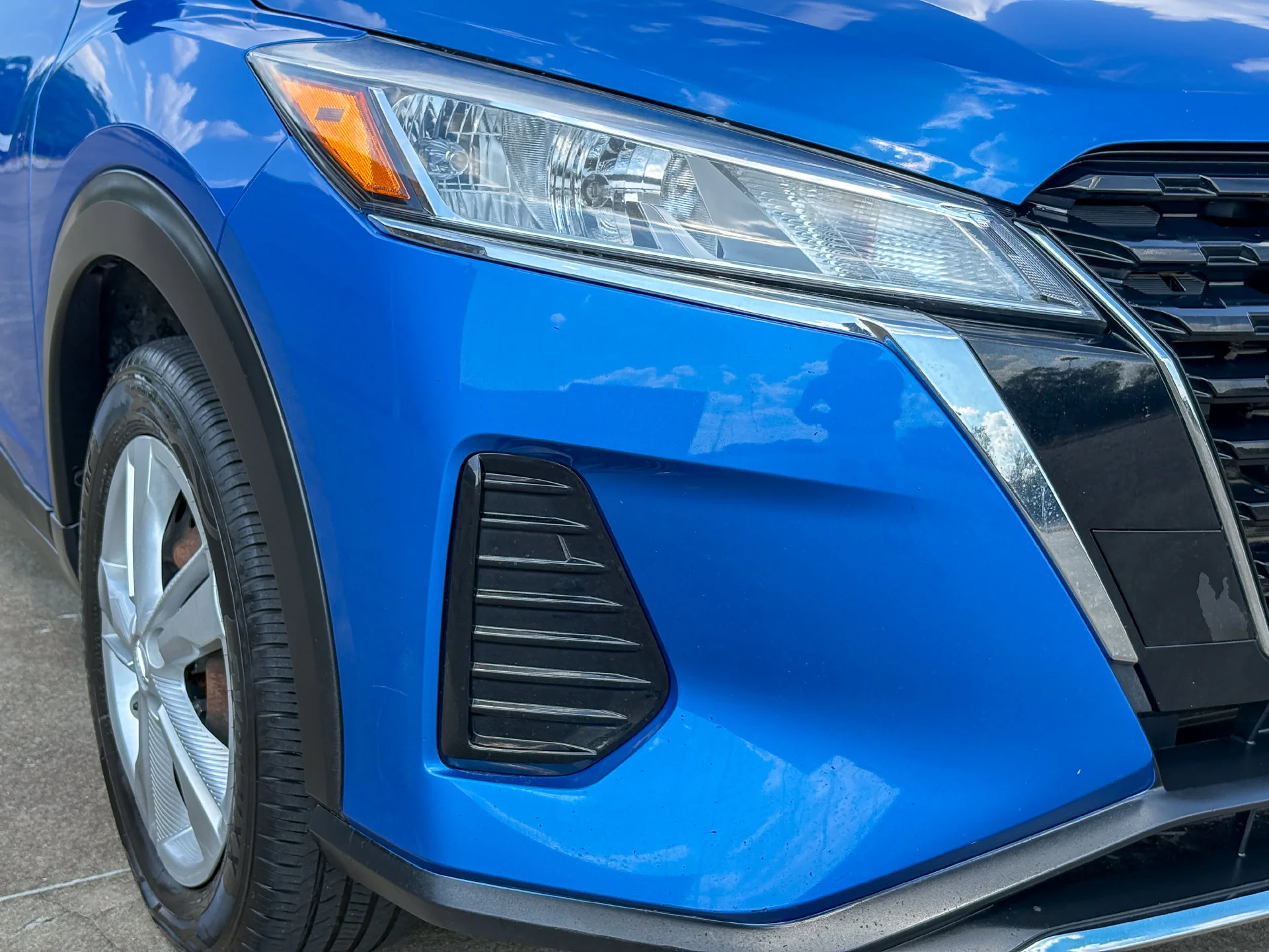 Used 2021 Blue Nissan S image 3