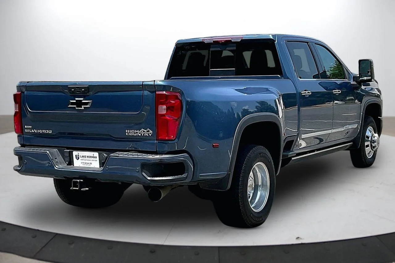 Used 2024 Blue Chevrolet High Country image 8