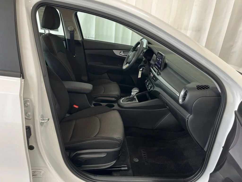 Used 2023 White Kia LXS image 18