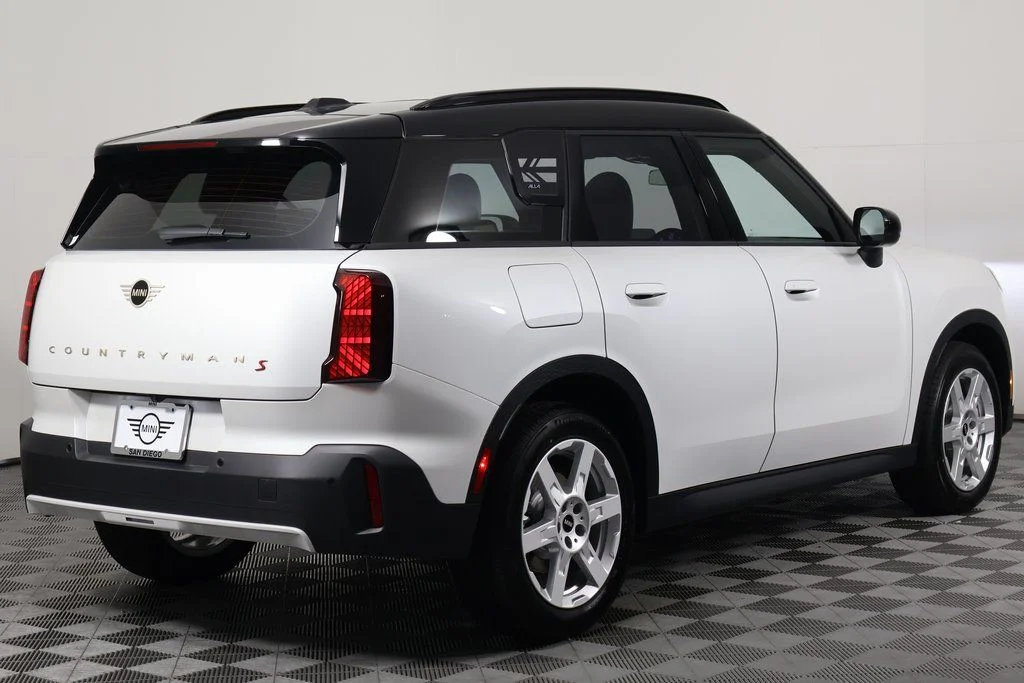 New 2027 White Metallic MINI Signature Plus image 2