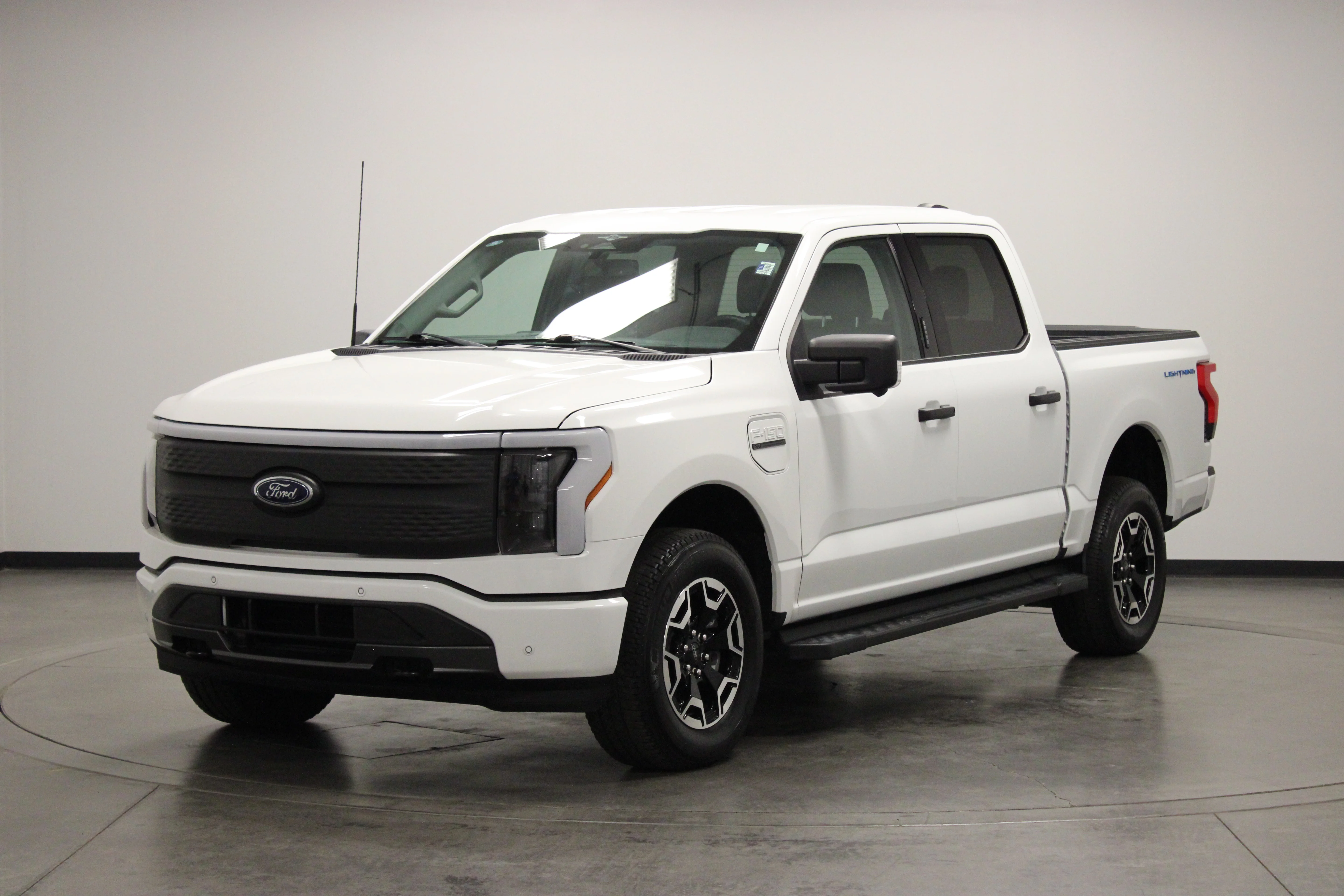 Used 2023 Oxford White Ford XLT image 4