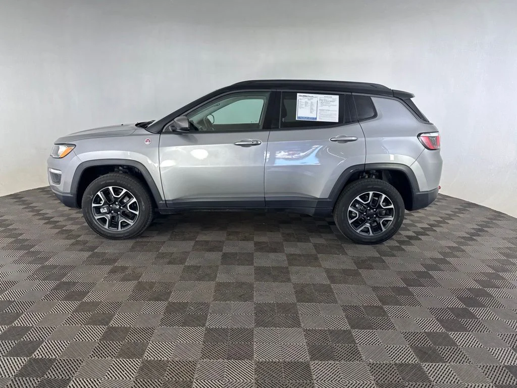 Used 2019 Silver Jeep Trailhawk image 9